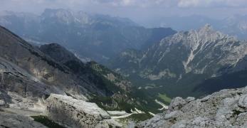 La Valle di Senons dalla vetta delle Caserine Alte. Sullo sfondo, il Chiarescons e il Pramaggiore