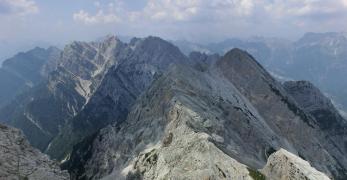 Corno di Senons, Cima di San Francesco e Cima Pussa. Sullo sfondo, il Monte Cornaget