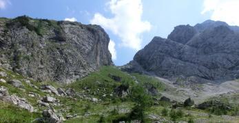 Il Cadin di Senons. Sullo sfondo, la Forcella delle Pedole