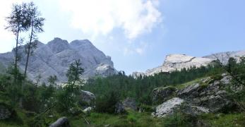 L’alta Valle di Senons. Sullo sfondo, le Caserine Alte e il Corno di Senons