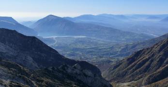 Il solco del Venal di Funes e l’Alpago con il Lago di Santa Croce