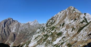 Il Capel Grande. Sullo sfondo, le Rocce Bianche e il Col Nudo