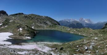 Il Lago Coldai. Sullo sfondo, il Gruppo della Marmolada