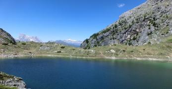 Il Lago Coldai. Sullo sfondo, il Gruppo del Sella e la Marmolada