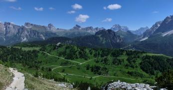 La Val Posedera. Sullo sfondo, il Gruppo della Croda da Lago