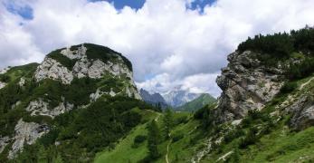 La forcella erbosa tra le due cime del Monte Crot