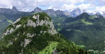 La cima settentrionale del Monte Crot. Sullo sfondo, la Croda da Lago e i Lastoi de Formin