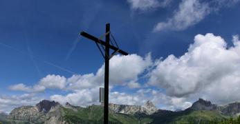 La cima settentrionale del Monte Crot. Sullo sfondo, la Croda da Lago e i Lastoi de Formin