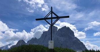 La cima settentrionale del Monte Crot. Sullo sfondo, il Monte Pelmo