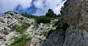 Passaggio su roccette per la cima settentrionale del Monte Crot