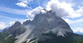 Il Monte Pelmo dalla forcella fra le due cime del Monte Crot