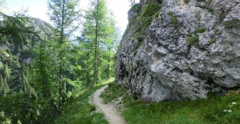 La mulattiera sul versante nord del Monte Crot