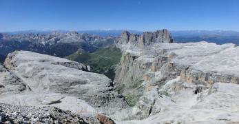 Il Valon del Fos con l’Altopiano delle Mesules e il Sass Pordoi. Sullo sfondo, i Gruppi del Sassolungo e del Catinaccio