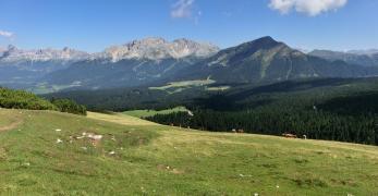 I Prati di Lana. Sullo sfondo, la Pala di Santa, il Latemar e il Catinaccio