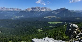 La Val d’Ega. Sullo sfondo, la Pala di Santa e il Latemar e il Catinaccio