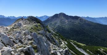 Il versante meridionale della cima del Corno Bianco. Sullo sfondo, il Corno Nero