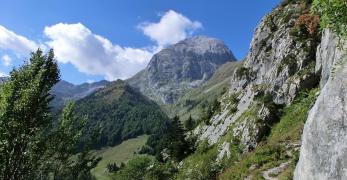 Lungo la cengia sul versante ovest del Pal Piccolo. Sullo sfondo, la Creta di Collina 