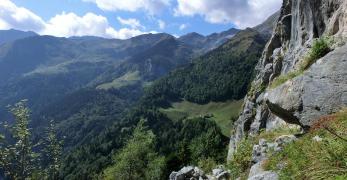 Lungo la cengia sul versante ovest del Pal Piccolo. Sullo sfondo, il Monte Floriz 