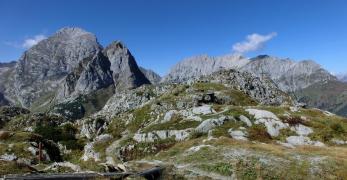 Il pianoro sommitale del Pal Piccolo. Sullo sfondo, la Creta di Collinetta, la Creta di Collina, il Mooskofel e il Gamskofel 