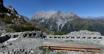 Il trinceramento austriaco sulla vetta del Pal Piccolo. Sullo sfondo, il Mooskofel e il Gamskofel