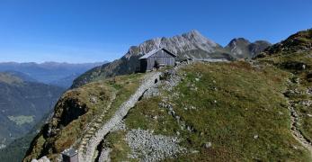 La trincea che porta al ripiano sottostante alla vetta del Pal Piccolo 