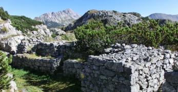 Postazione sull'ala destra austro-ungarica. Sullo sfondo, il Polinik 