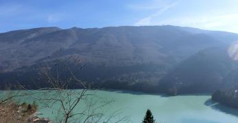 Il Lago di Barcis risalendo a Predaia. Sullo sfondo, il Monte Cavallo