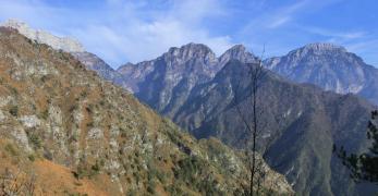 La Val Molassa. Sullo sfondo, i Monti Corta, Castello e Raut