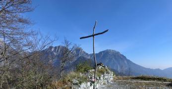 La cima di San Daniele del Monte con il basamento dell’antico sacello. Sullo sfondo, i Monti Corta, Castello e Raut