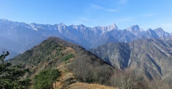 La dorsale del Monte Lupo. Sullo sfondo, la Catena dell’Alpago